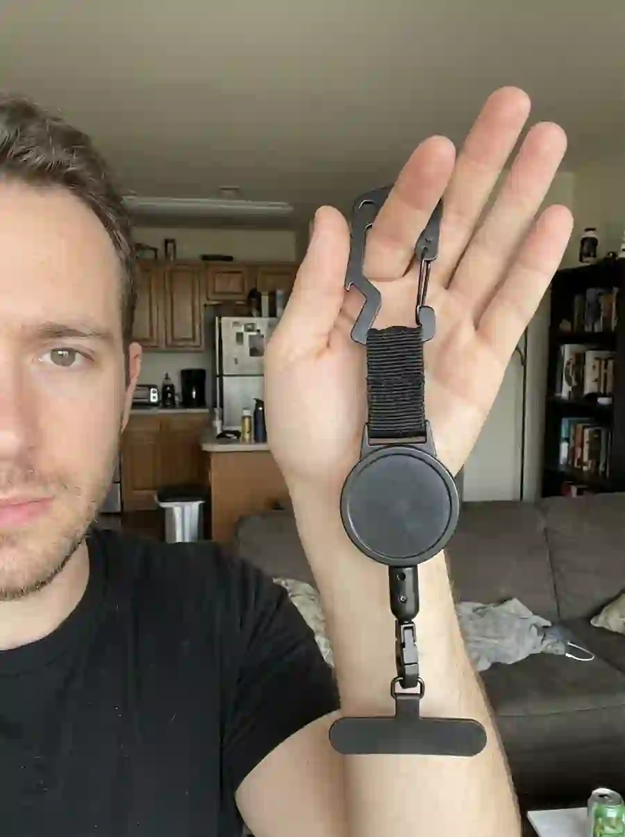 Kunde mit Handyleine