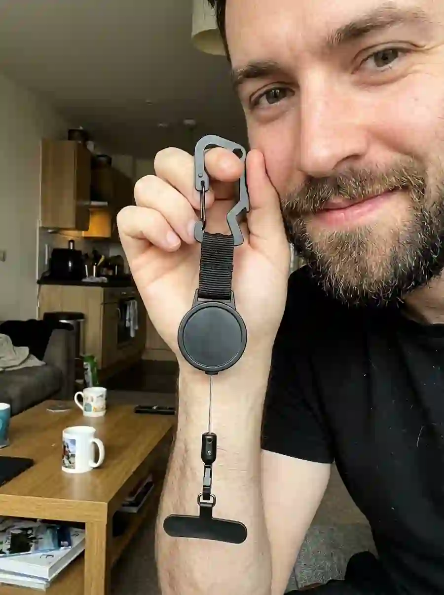 Kunde mit Handyleine
