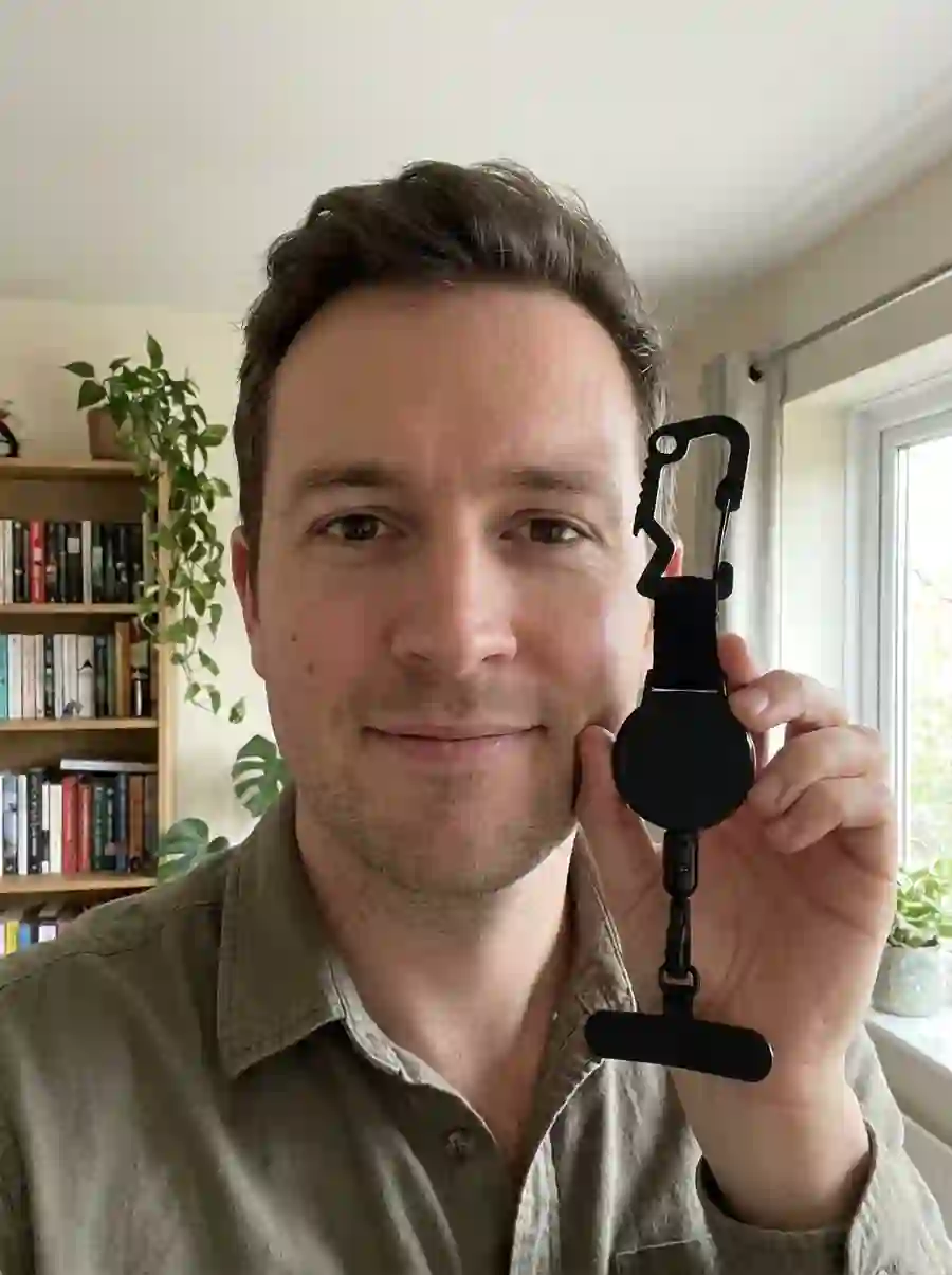 Kunde mit Handyleine